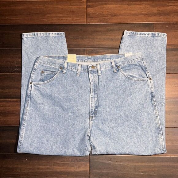Wrangler Classic Fit Jeans - Picture 1 of 5